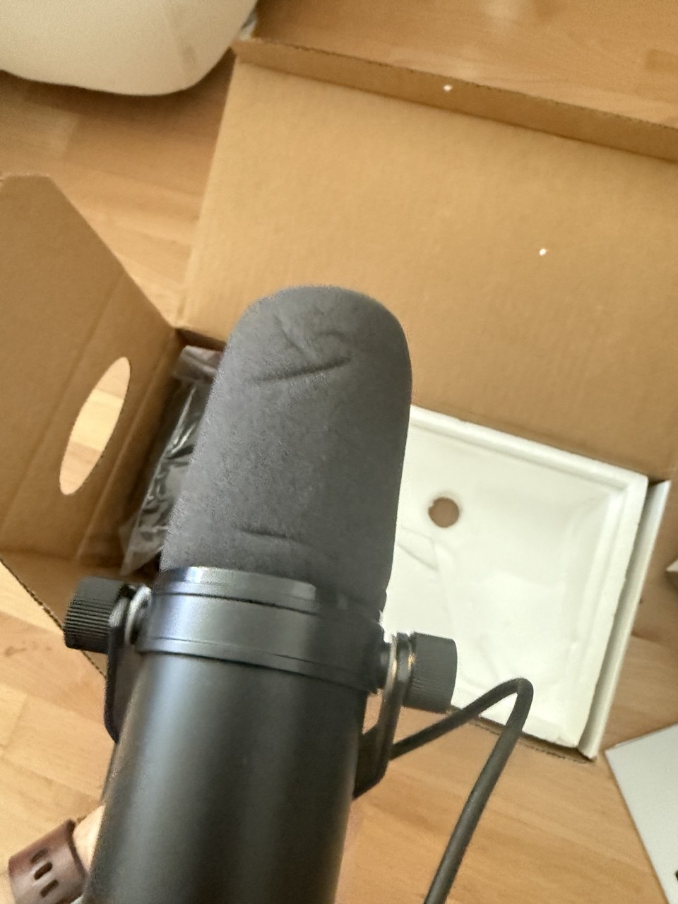 Shure SM7B Cardioid Dynamic Vocal/ Broadcast Microphone (with A7WS windscreen)- Zustand: wie neu