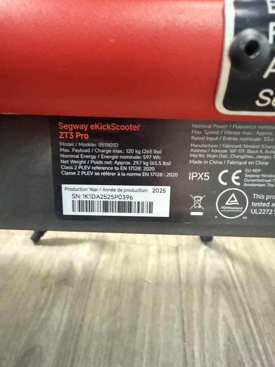 # Produktanalyse Warnschildbereich am Lenker mit mehrsprachigen Hinweisen erkennbar
