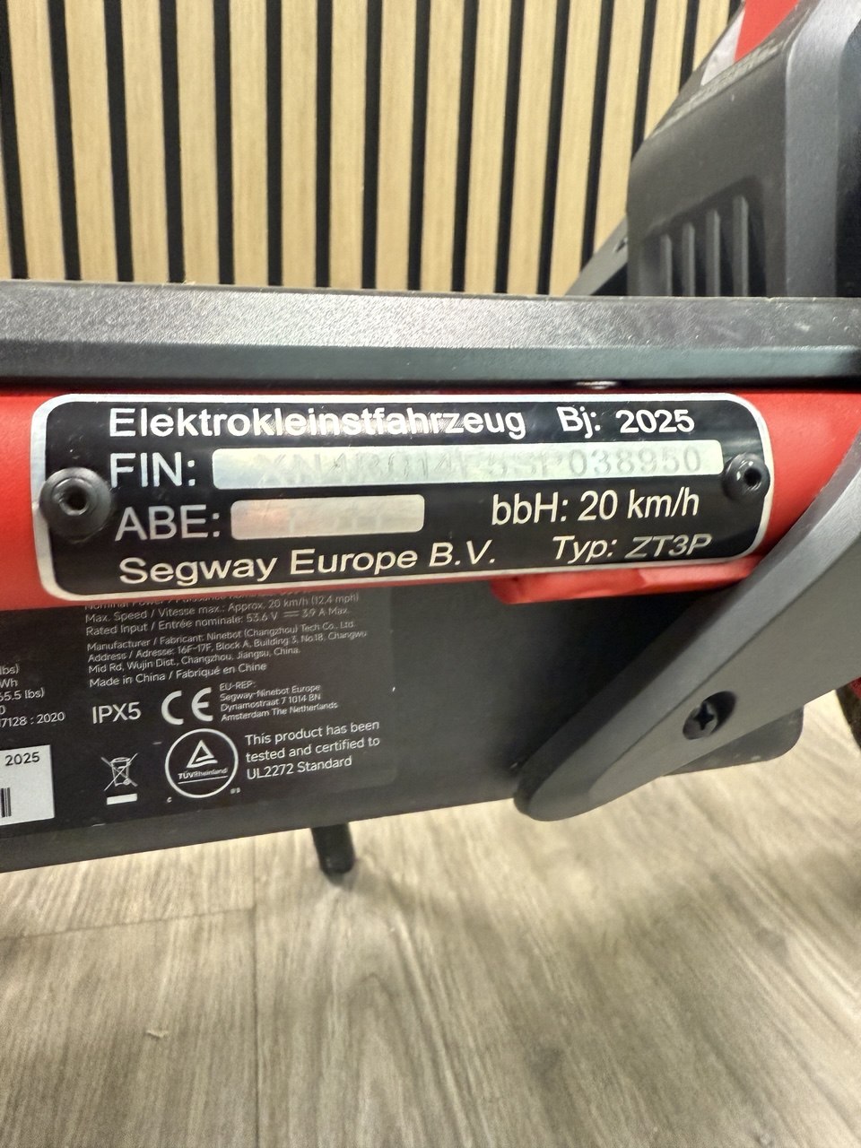 # Produktanalyse Warnschildbereich am Lenker mit mehrsprachigen Hinweisen erkennbar