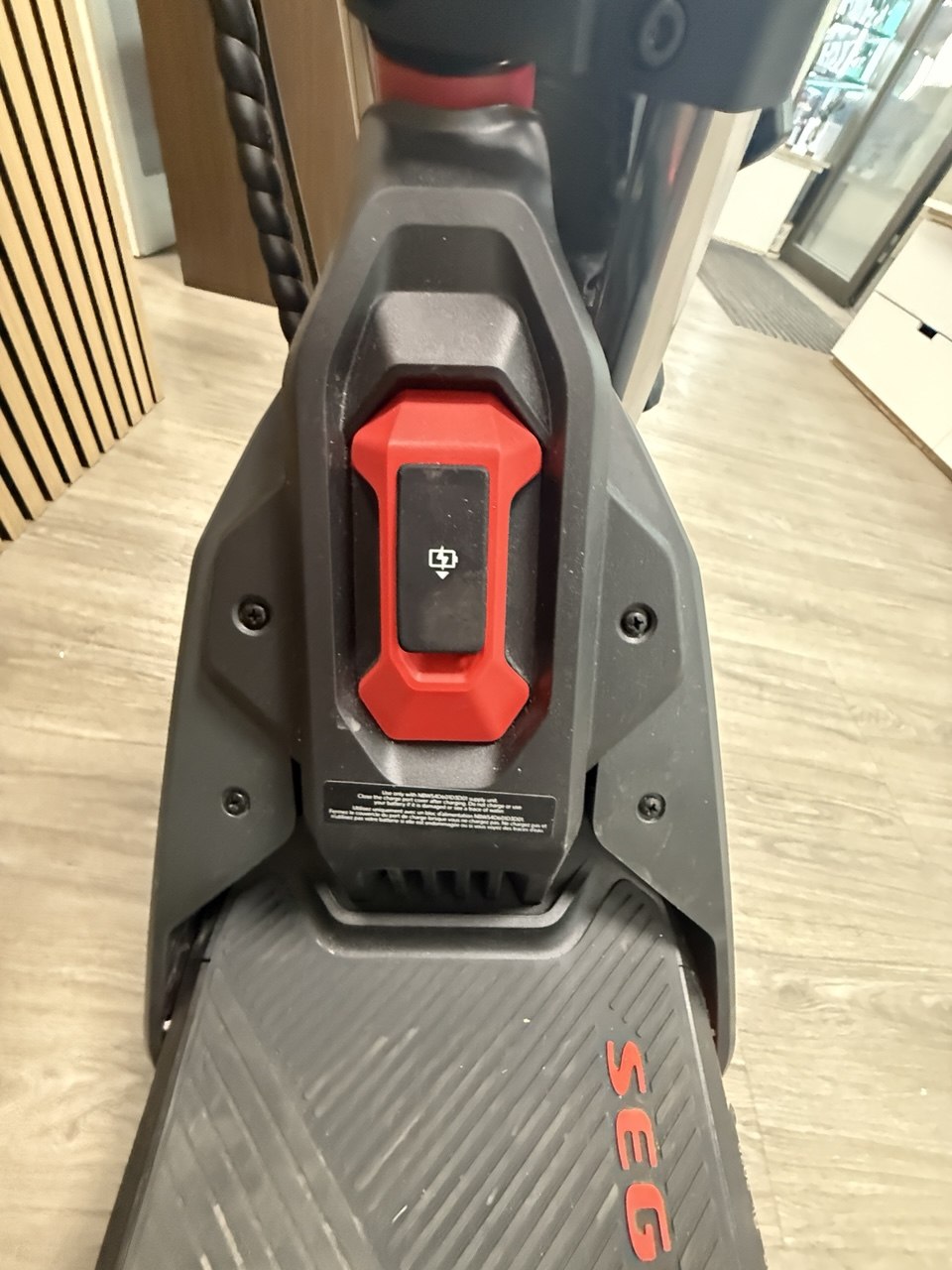 # Produktanalyse Warnschildbereich am Lenker mit mehrsprachigen Hinweisen erkennbar