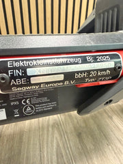 # Produktanalyse Warnschildbereich am Lenker mit mehrsprachigen Hinweisen erkennbar
